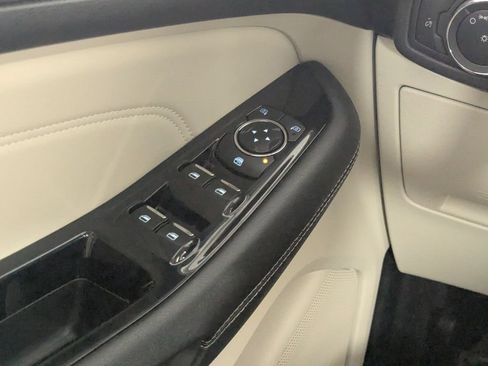Used 2018 Ford Edge Titanium w/ Equipment Group 301A FWD image 17