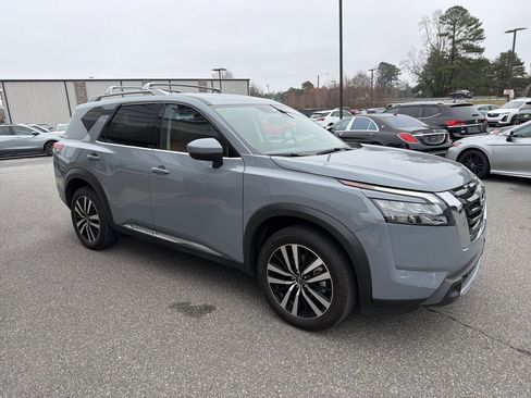 Used 2025 Nissan Pathfinder Platinum w/ Cargo Package image 9