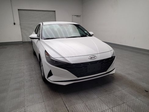 Used 2022 Hyundai Elantra SE FWD image 14