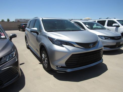 Used 2024 Toyota Sienna XLE FWD image 2