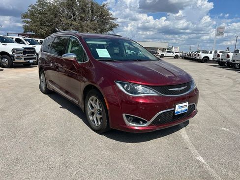 Used 2017 Chrysler Pacifica Limited w/ Advanced Safetytec Group FWD image 8