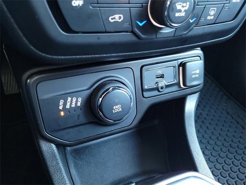 Certified 2022 Jeep Renegade Latitude w/ Convenience Group image 12