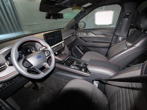 Used 2025 Ford Explorer ST-Line image 2