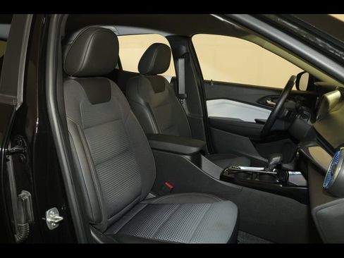 Used 2025 Chevrolet Trax LT w/ Driver Confidence Package FWD image 27