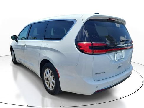 Used 2023 Chrysler Pacifica Touring-L FWD image 3