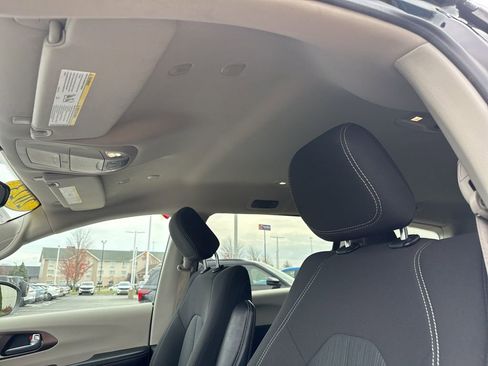 Used 2023 Chrysler Voyager LX image 29