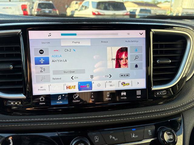 Used 2025 Chrysler Pacifica Limited FWD image 15