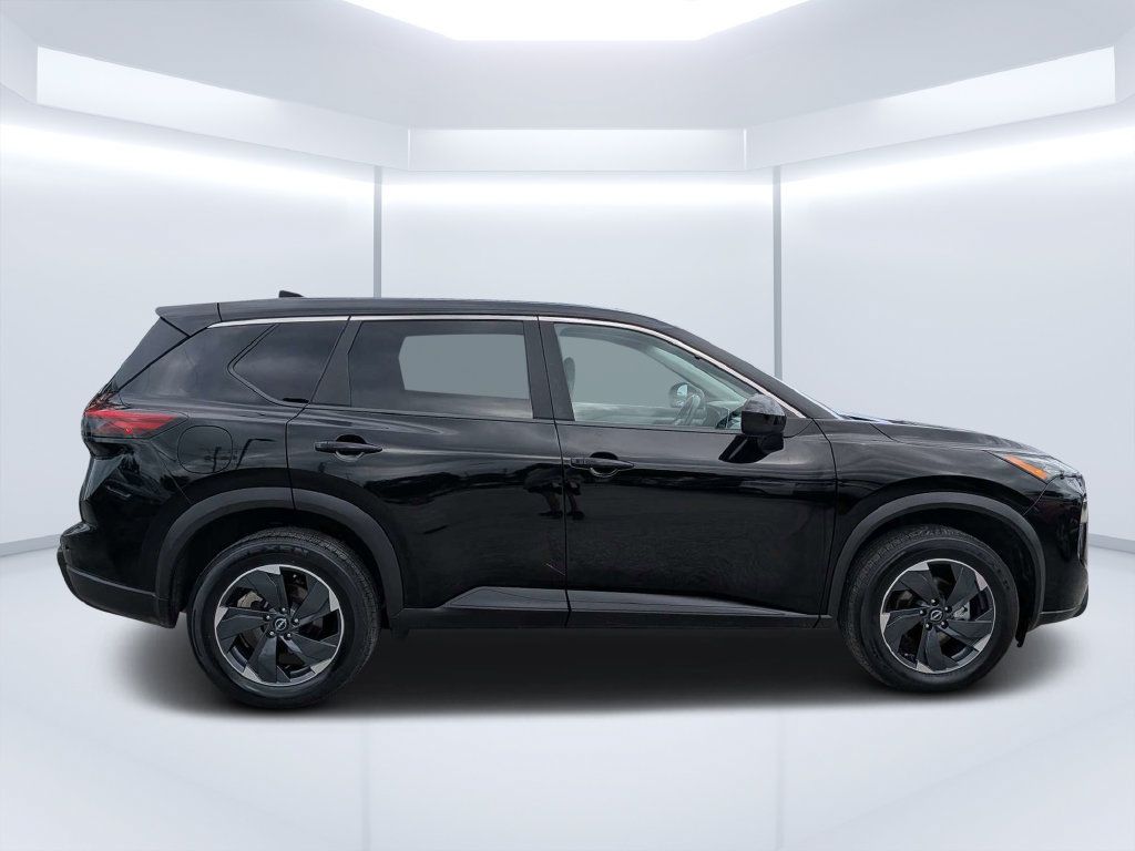 Used 2025 Nissan Rogue SV AWD/4WD image 2