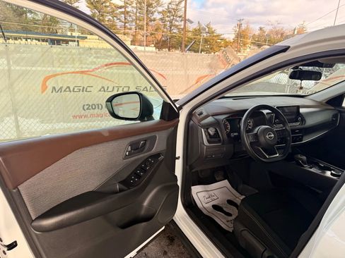 Used 2023 Nissan Rogue S image 60