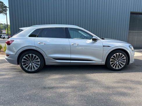 Used 2019 Audi e-tron Prestige w/ Prestige Package AWD/4WD image 4