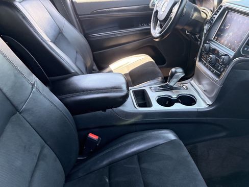 Used 2018 Jeep Grand Cherokee Altitude RWD image 10