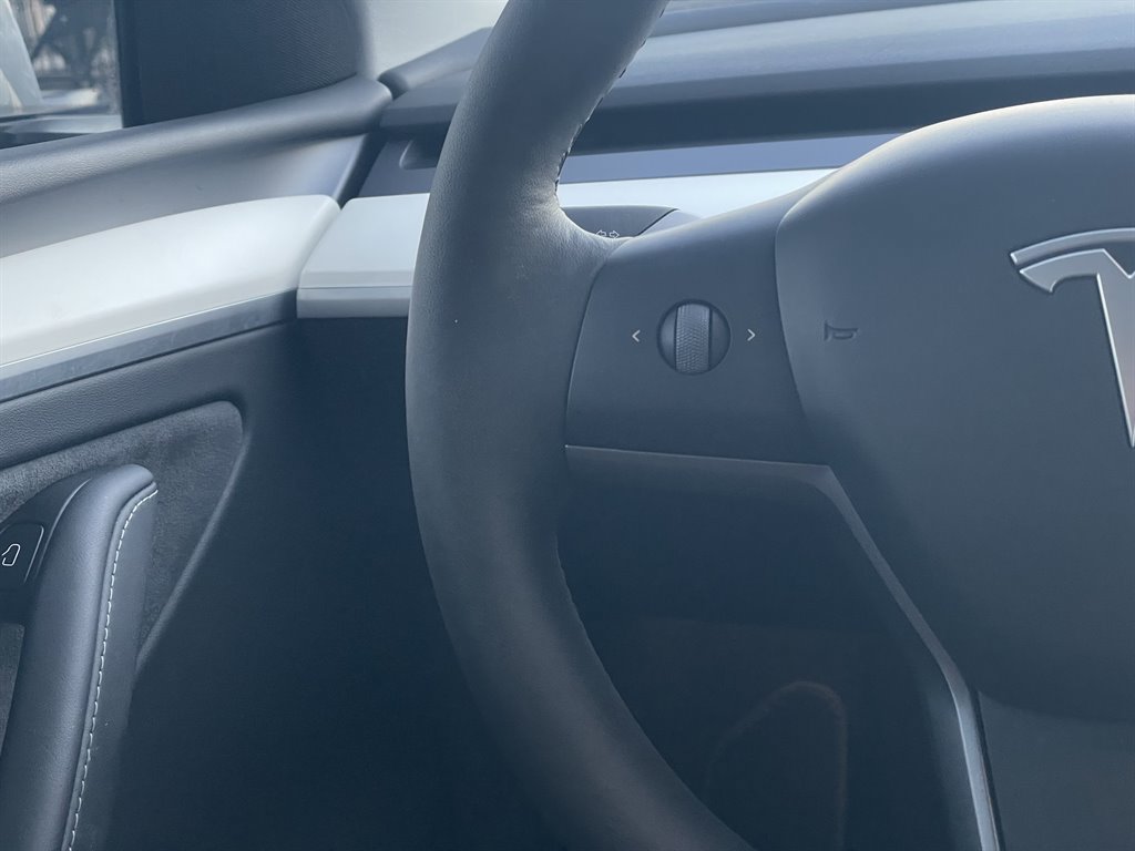 Used 2024 Tesla Model Y Long Range AWD/4WD image 30