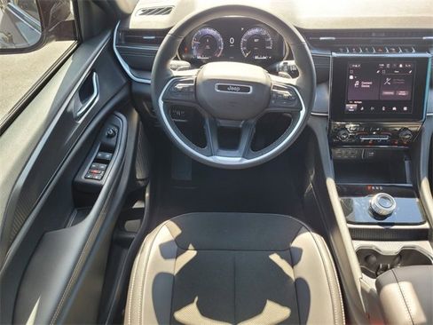 Used 2025 Jeep Grand Cherokee Altitude image 12