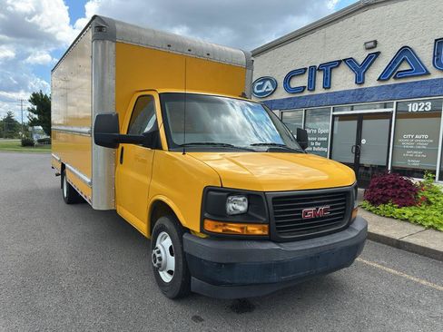 Used 2017 GMC Savana 3500 Extended RWD image 2