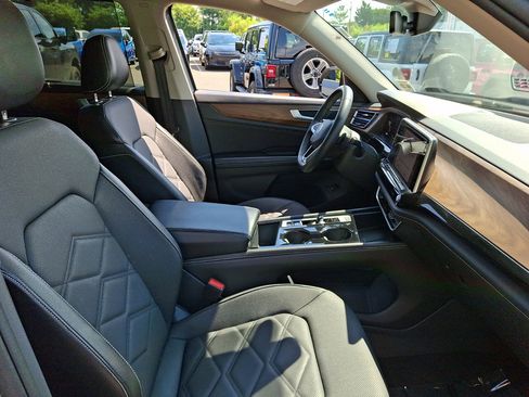 Used 2024 Volkswagen Atlas SE AWD/4WD image 12