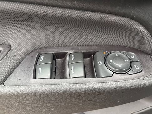 Used 2022 Chevrolet Equinox RS w/ Infotainment Package image 18