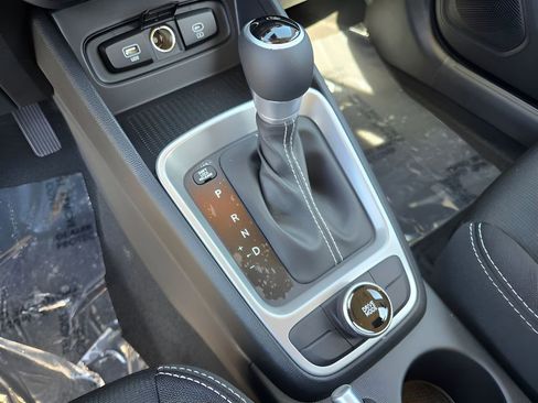 Used 2025 Hyundai Venue SEL image 18