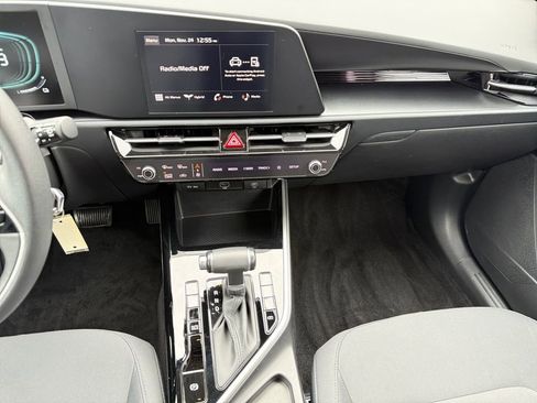 Used 2024 Kia Niro LX image 12