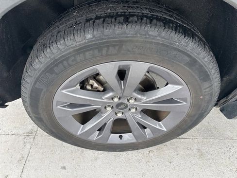 Used 2022 Ford Explorer XLT w/ Equipment Group 202A image 8