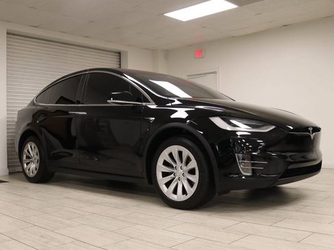 Used 2020 Tesla Model X image 4