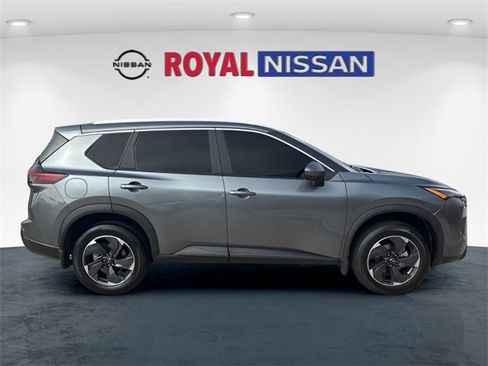 Used 2026 Nissan Rogue SV w/ SV Premium Package image 8