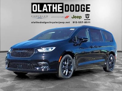 New 2026 Chrysler Pacifica Select