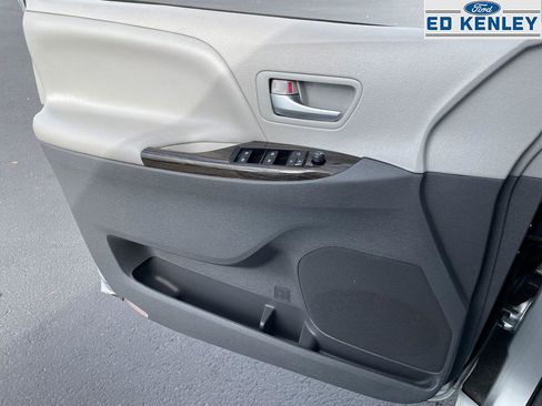 Used 2020 Toyota Sienna XLE image 21