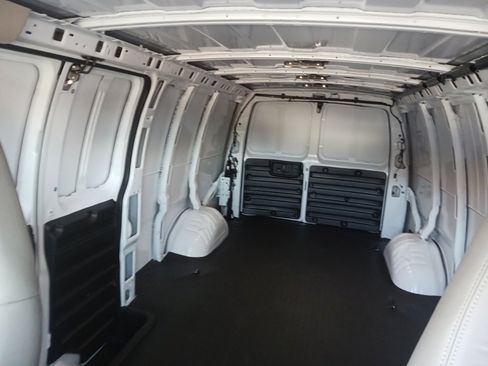 New 2025 Chevrolet Express 3500 Extended image 17