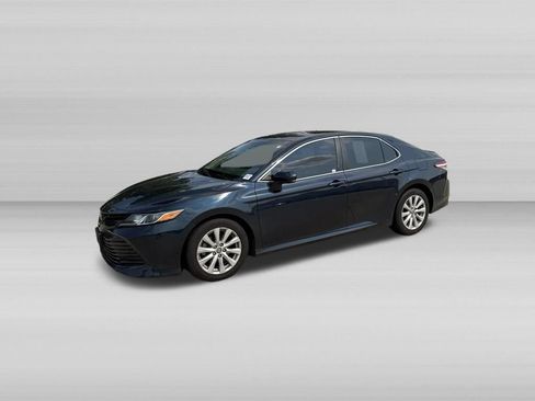 Used 2020 Toyota Camry LE FWD image 11