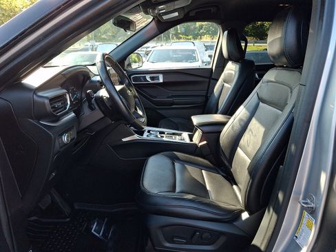 Used 2020 Ford Explorer XLT w/ Equipment Group 202A AWD/4WD image 15