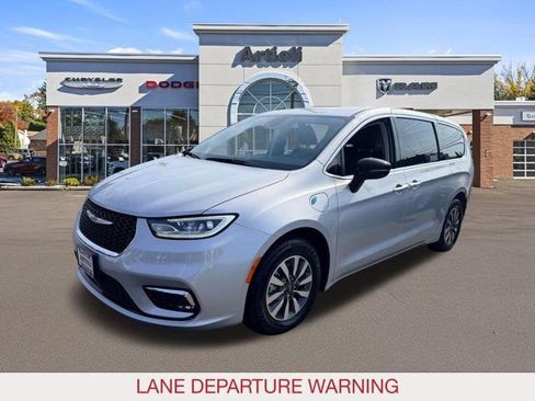 Certified 2024 Chrysler Pacifica Limited FWD image 4