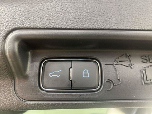 Used 2025 Ford Explorer Active AWD/4WD image 17