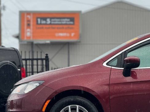 Used 2017 Chrysler Pacifica Touring image 17