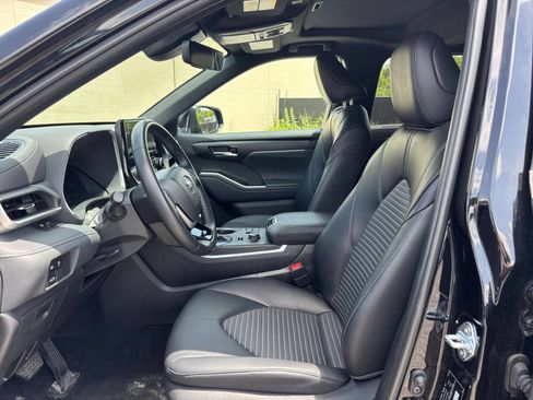 Used 2025 Toyota Highlander XSE AWD/4WD image 29