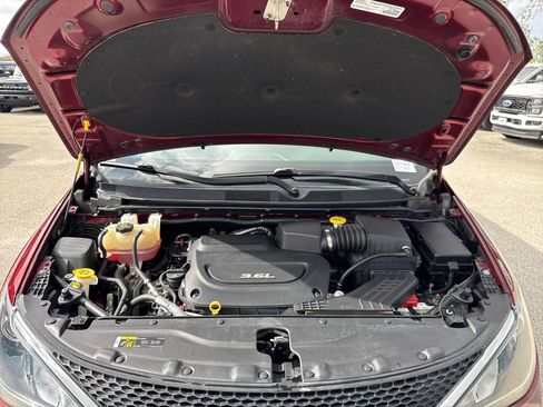 Used 2018 Chrysler Pacifica Touring-L image 27