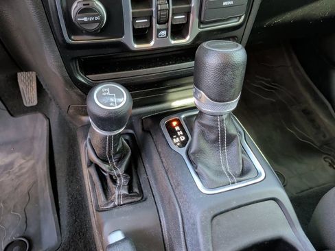 Used 2022 Jeep Gladiator Overland w/ LED Lighting Group AWD/4WD image 32
