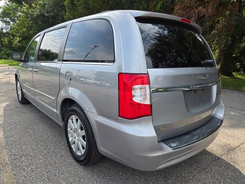 Used 2014 Chrysler Town & Country Touring FWD image 5