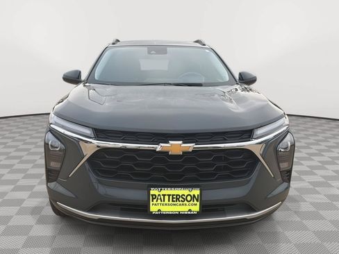Used 2025 Chevrolet Trax LT FWD image 2