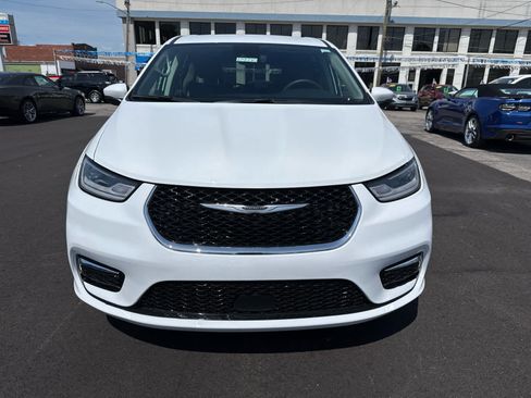 Used 2023 Chrysler Pacifica Touring-L FWD image 4