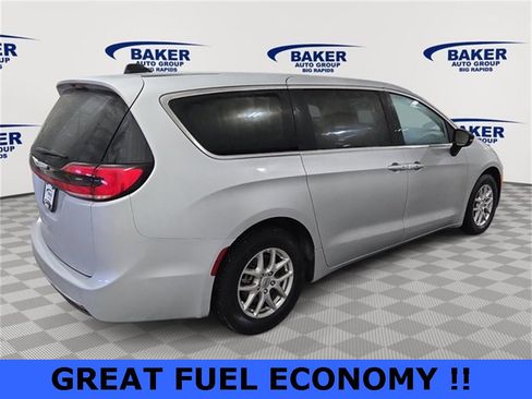 Used 2024 Chrysler Pacifica Touring-L image 4