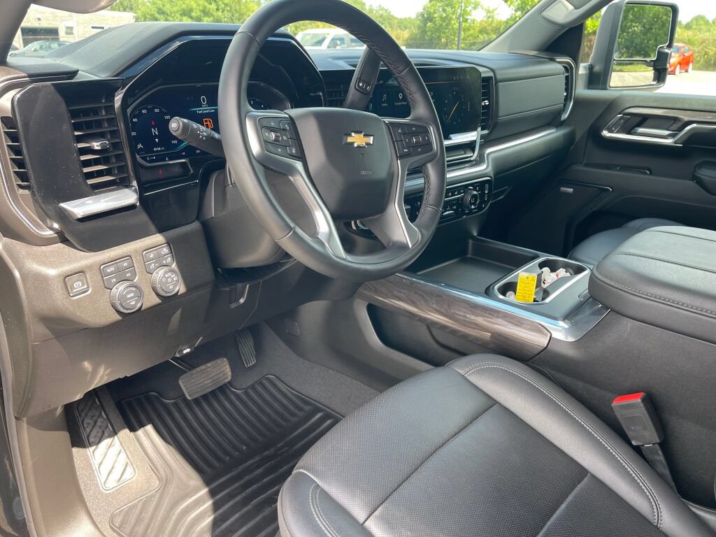 Used 2024 Chevrolet Silverado 3500 LTZ w/ LTZ Convenience Package AWD/4WD image 5