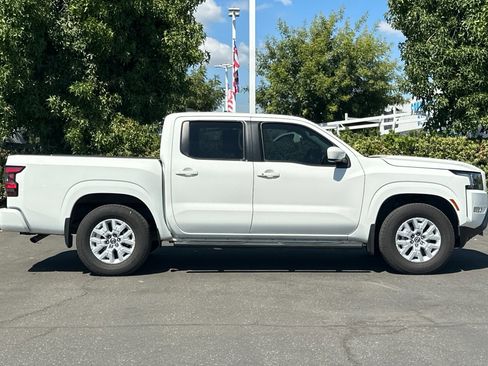Certified 2022 Nissan Frontier SV image 3
