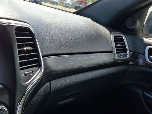 Used 2021 Jeep Grand Cherokee Laredo AWD/4WD image 27