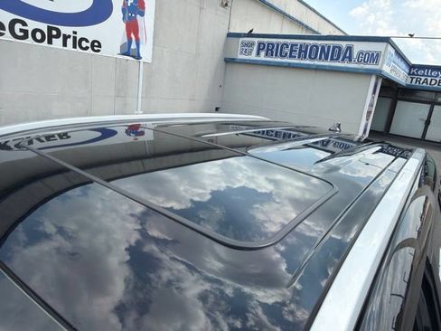 Used 2023 Toyota Highlander XLE AWD/4WD image 9