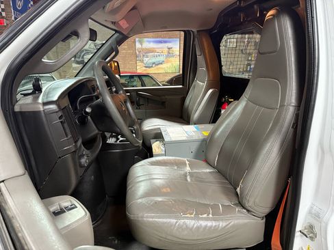 Used 2017 Chevrolet Express 2500 RWD image 19