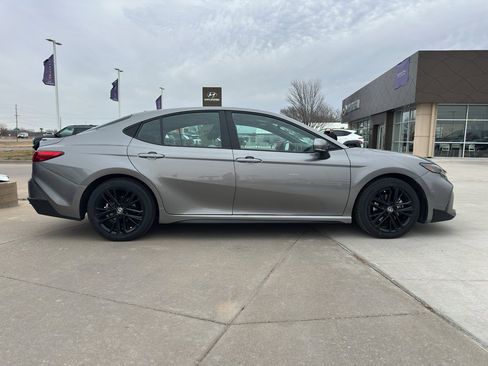 Used 2025 Toyota Camry SE image 7