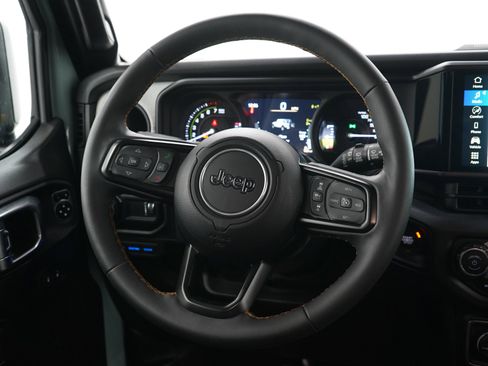 Used 2024 Jeep Wrangler Unlimited image 17