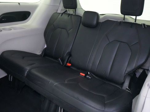 Used 2018 Chrysler Pacifica Touring-L Plus FWD image 19