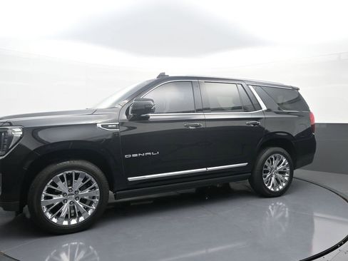 Used 2021 GMC Yukon Denali w/ Denali Premium Package AWD/4WD image 4