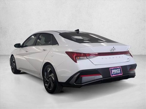 Certified 2025 Hyundai Elantra Limited FWD image 8